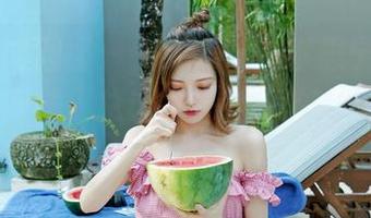 Feilin嗲囡囡 – 一组SiByl李思宁的美图：她的网袜，总让我好奇，她的搭配奇思妙想在哪？