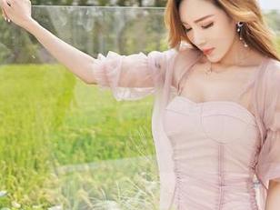 Feilin嗲囡囡 – 来看看施忆佳KITTY网袜的写真，拥有双腿的路上，我们需要更多勇气！