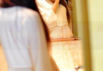 PANS摄影 – 安安在白色中散步，她的写真和分享总是那么随意。