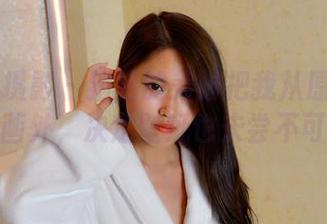 PANS摄影 – 猪猪的美脚把我从原图带入了画外，决定壁纸也未尝不可。
