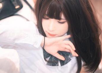 申鹤的同人礼服cos，Quan冉有点饿的上身，呃，下载不下载？