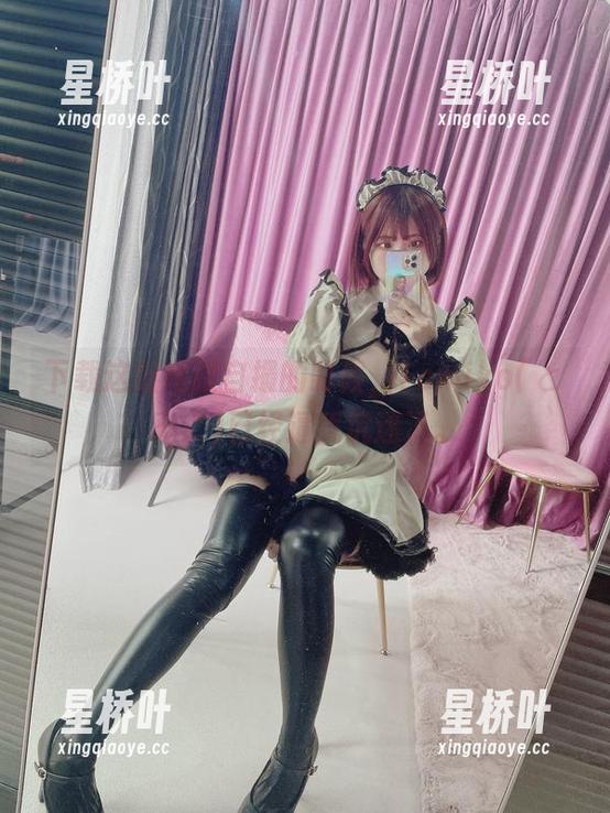 下载这组私服自撮的时候，Tomiko(とみこ)已经逼我沉迷了。
