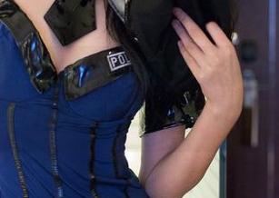 TuiGirl推女郎 – 何何夕在海边，像是在演某种另类广告，你觉得呢？