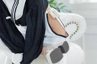 いくみ(育美)的泳池写真集，壁纸系列在此，适合屏保，也别忘了定期喝水！