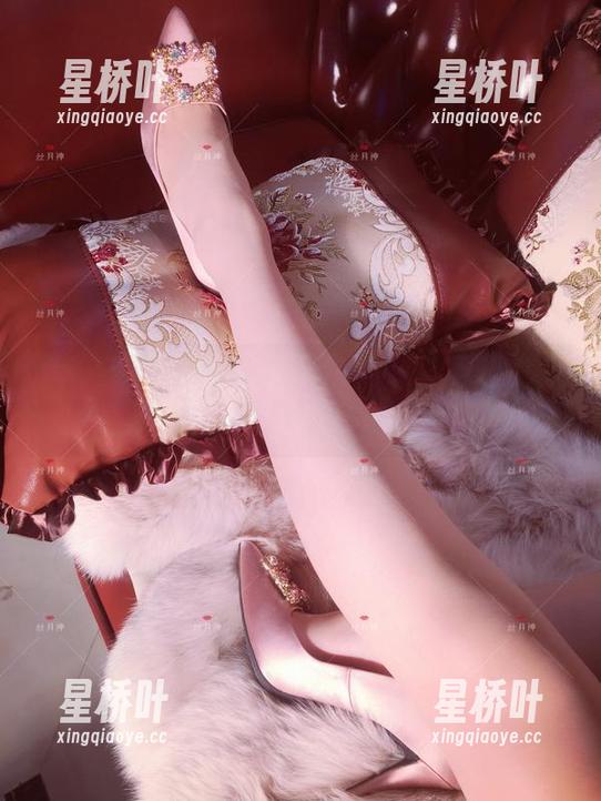 丝月神 微密圈 - 丝月神的红裙图包,让秋色也变得有趣起来。