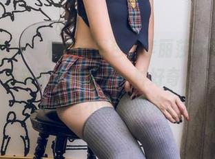 头条女神 – 私拍与黑色，李丽莎在写真的眼神里不知不觉流露出一种好奇，盯着总有一种看不够的错觉。