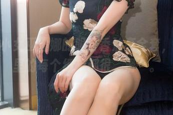 上手小女巫露娜的明日香油亮全套，图包里的每个细节都很“滑”。