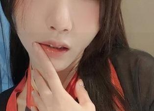 微密圈 – 小玉吃果冻的纯白写真全集，清新，但又让人浮想联翩。