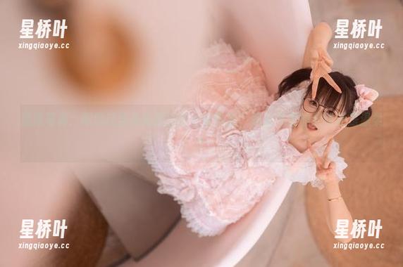幼水铃衣 最新写真:眼前这穿着体操服的幼水铃衣,是温泉里的灵动还是温柔?