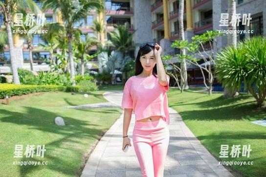推女郎 - 美图中的连欣短裤，网友：这腿...我能拯救宇宙么！