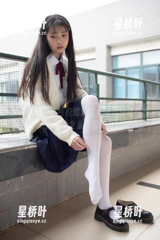森萝财团的红色校服美足，集齐总觉得心满意足，全集下载贼好！