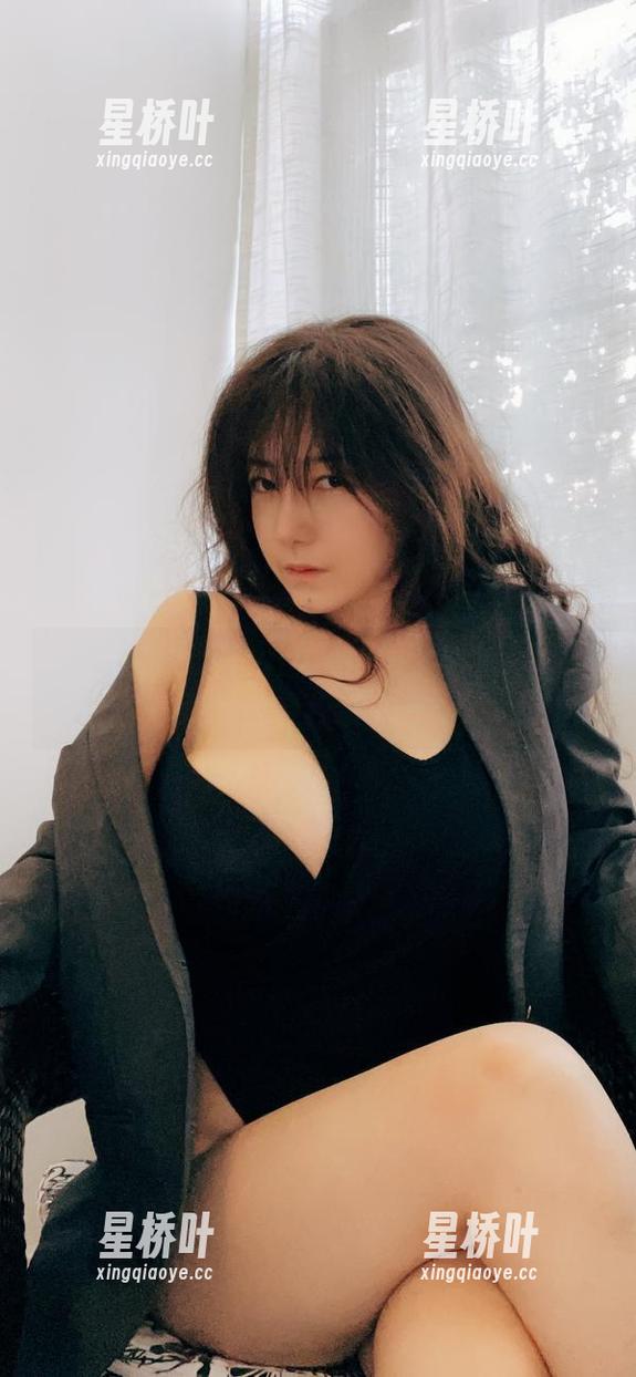 在海边上，樱晚gigi的那些cos，靠点资源就能轻松装文艺。