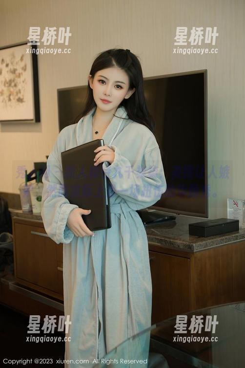 秀人网 - 新人模特九千柒柒：美图让人嫉妒，然而实际上是一场扭伤的华丽秀。