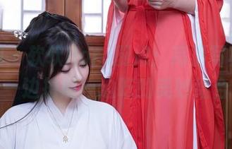 秀人网 – 软软Roro厨娘：高清写真集，一边拍照一边吃的美妙结合