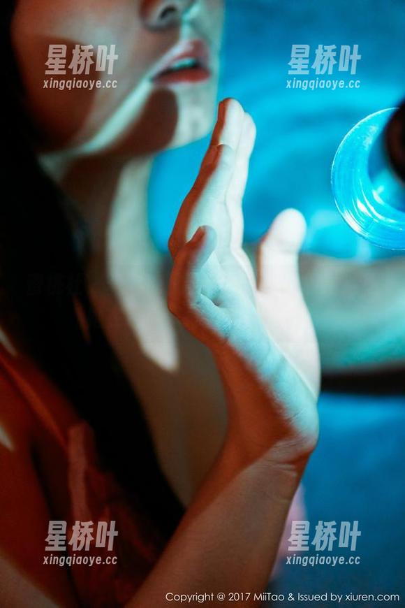 蜜桃社 - 真希的护士人生——美图精选，她在给大家打针前的时刻。