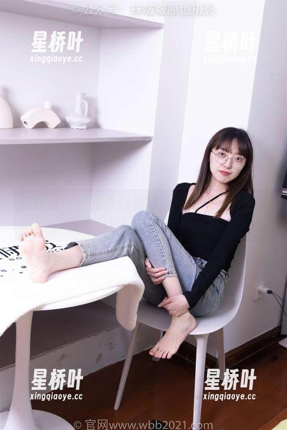 袜啵啵 - 小甜豆短裙图册：直勾勾的视线让人挪不开。