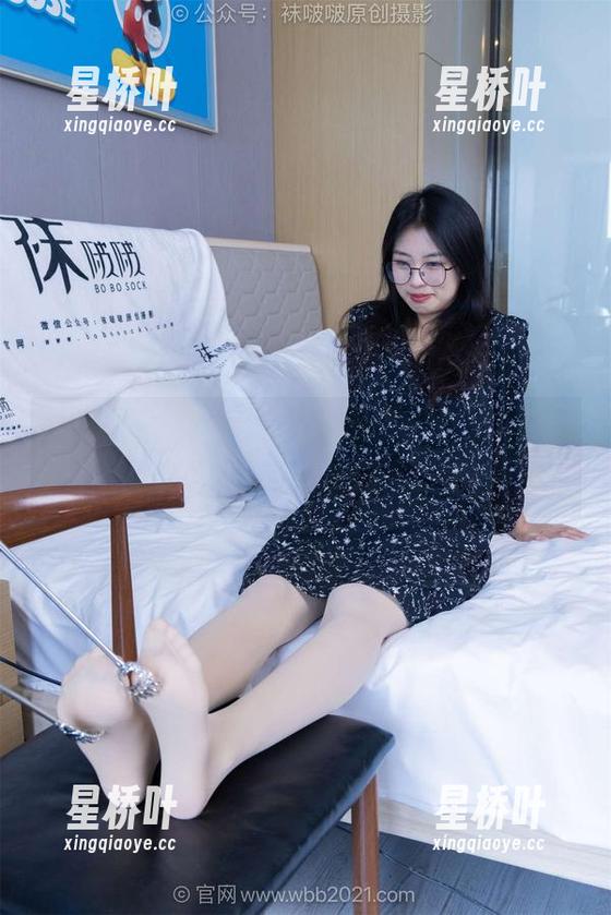 袜啵啵 - 小甜豆私房的原图，黑丝油亮得像个魔咒，让人再一次对它潮水般涌来。