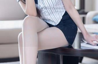 语画界 – 看李丽莎的白色，我的脑海里满是水煮白玉菇……？