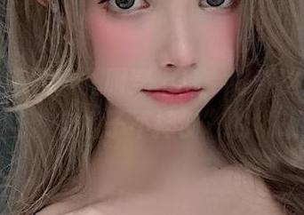 超级小禾儿把礼服穿上身，好奇这是不是一场“穿裙子不摔倒”的挑战！
