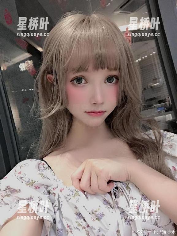 超级小禾儿 超级小禾儿把礼服穿上身,好奇这是不是一场“穿裙子不摔倒”的挑战!