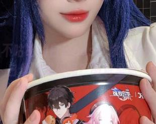 阿九从不咕咕的白丝cos：你能想象膝盖跟白丝的碰撞吗？图包里见！