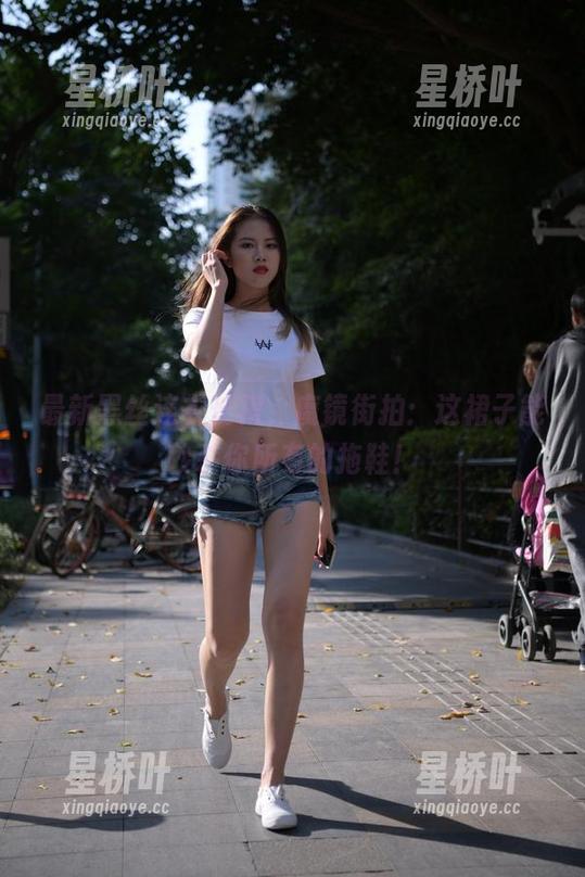 魔镜街拍 最新黑丝连衣长裙,魔镜街拍:这裙子能秒杀你所有的拖鞋!
